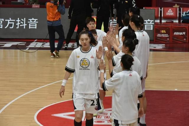 她在舞台上被狠刺、勒死上千次。此刻有人想完全宰失落这位“可骇女王”。在1930年月的巴黎。一位在木偶年夜剧院以血腥的灭亡排场走红的女演员，必需对于觉得神秘的跟踪狂，和银魂不散的曩昔...(via胖鸟片子网)